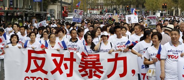 巴黎华侨抗议活动参加者:我们要求各族裔居民都安全 巴黎华侨抗议活动参加者:我们要求各族裔居民都安全 - 俄罗斯卫星通讯社