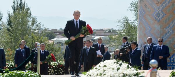 普京在撒马尔罕向卡里莫夫墓献花 - 俄罗斯卫星通讯社