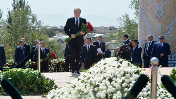 普京在撒马尔罕向卡里莫夫墓献花 - 俄罗斯卫星通讯社