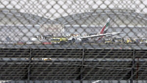 报告：迪拜机场迫降着火客机飞行员曾试图再飞一圈 - 俄罗斯卫星通讯社