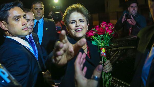 Бывший президент Бразилии Дилма Роуссефф приветствует сторонников - 俄罗斯卫星通讯社