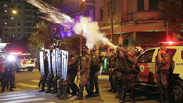 Полиция в Бразилии использует слезоточивый газ во время акции протеста - 俄罗斯卫星通讯社