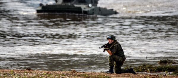 Военнослужащий во время демонстрационного показа военной техники на полигоне Алабино на Международном военно-техническом форуме АРМИЯ-2016 Военнослужащий во время демонстрационного показа военной техники на полигоне Алабино на Международном военно-техническом форуме АРМИЯ-2016 - 俄罗斯卫星通讯社