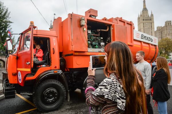 在莫斯科的首屆城市汽車遊行中的遊客 - 俄羅斯衛星通訊社