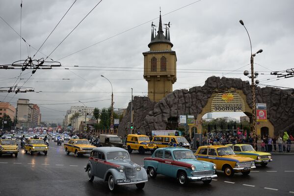 在莫斯科的首届城市汽车游行中的汽车 - 俄罗斯卫星通讯社