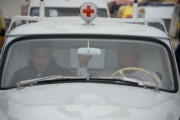 在莫斯科的首届城市汽车游行中的卫生部汽车 - 俄罗斯卫星通讯社