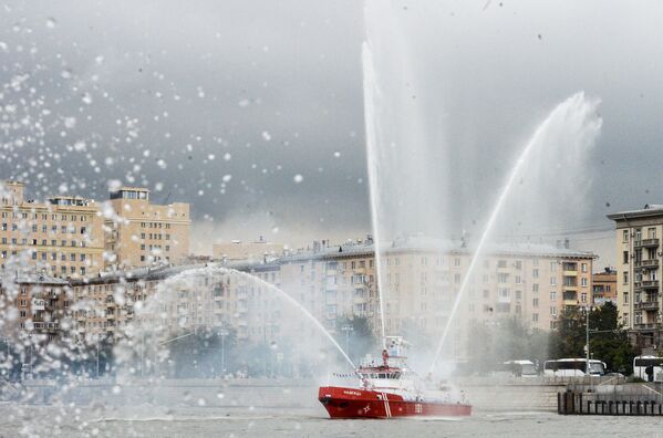 在水上救援机构参与者发言时的“希望”消防艇 - 俄罗斯卫星通讯社