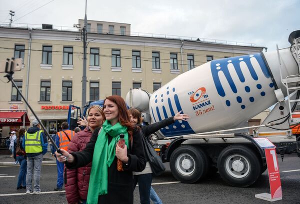 在莫斯科的首届城市汽车游行中的游客 - 俄罗斯卫星通讯社
