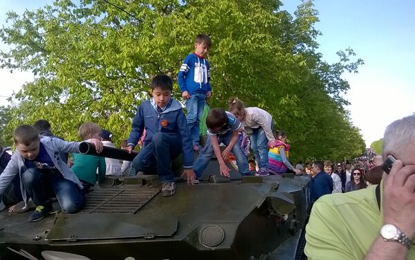 胜利节游胜利公园，在坦克上 - 俄罗斯卫星通讯社
