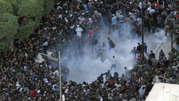 Применение полицией слезоточивого газа во время антиправительственных волнений в Тунисе - 俄罗斯卫星通讯社