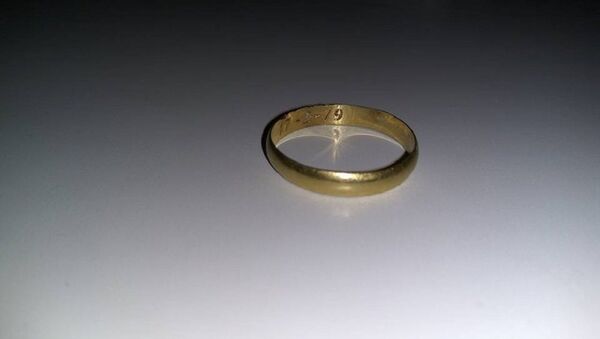 一球迷打算向自己的女友求婚，却弄丢了戒指 - 俄罗斯卫星通讯社