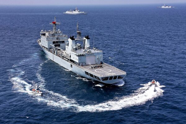 在中國廣東進行的“海上聯合-2016”軍演中的中國油輪 - 俄羅斯衛星通訊社