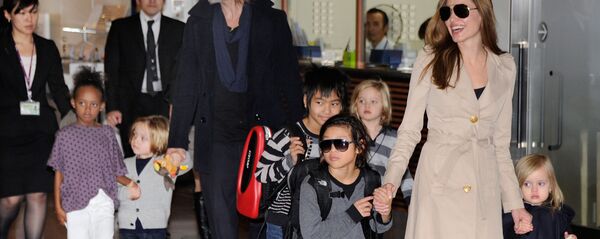 媒體：朱莉與皮特避開孩子秘密會面 - 俄羅斯衛星通訊社