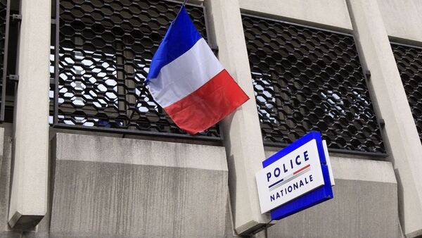 法國內政部：巴黎轎車衝撞警車事件系蓄意襲擊 司機持有武器 - 俄羅斯衛星通訊社