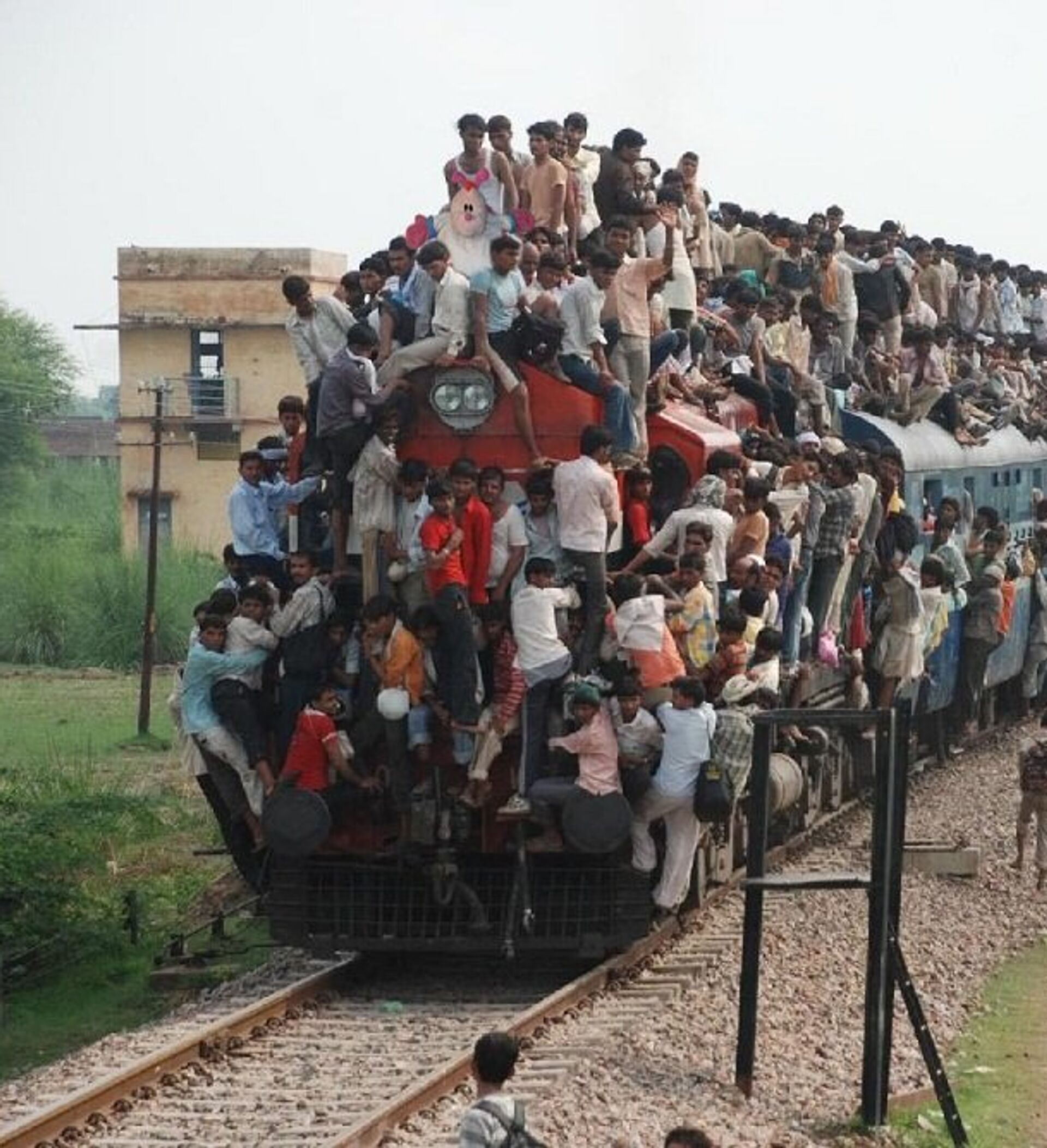 实拍印度首都德里火车站，坐火车的人超多，大家看看差距有多大？__财经头条