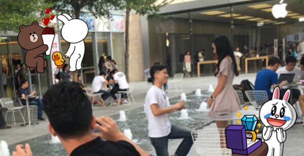 男子用Iphone7手机钱为女友送上求婚戒指  - 俄罗斯卫星通讯社