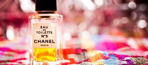 媒體：中國商人用香水行賄被判入獄 - 俄羅斯衛星通訊社