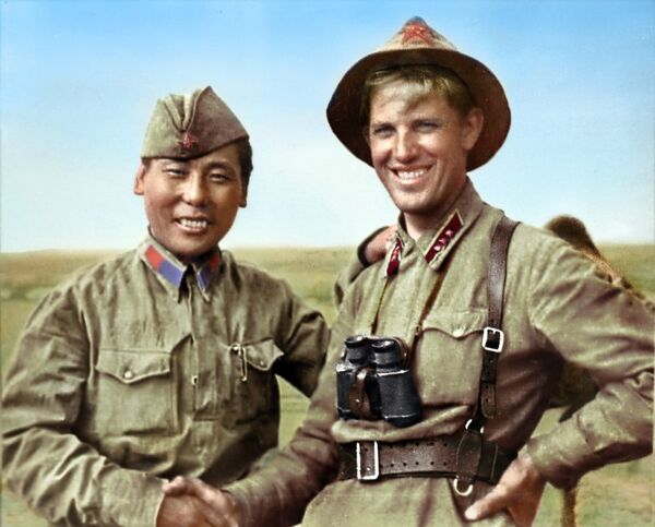 工农红军上尉瓦西里耶夫和蒙古军队士兵M•多尔日•哈儿辛-古尔 - 俄罗斯卫星通讯社