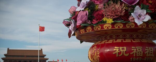 Гигантская цветочная корзина на площади Тяньаньмэнь в Пекине в преддверии Дня образования КНР Гигантская цветочная корзина на площади Тяньаньмэнь в Пекине в преддверии Дня образования КНР - 俄罗斯卫星通讯社