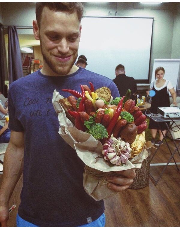 帶有鮮紅小辣椒裝點的可以食用的花束 帶有鮮紅小辣椒裝點的可以食用的花束 - 俄羅斯衛星通訊社