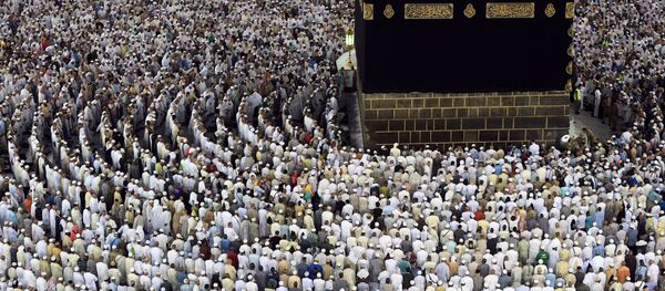 Паломники во время хаджа становятся на молитву вокруг Каабы в мечети Масджид аль-Харам в Мекке - 俄羅斯衛星通訊社