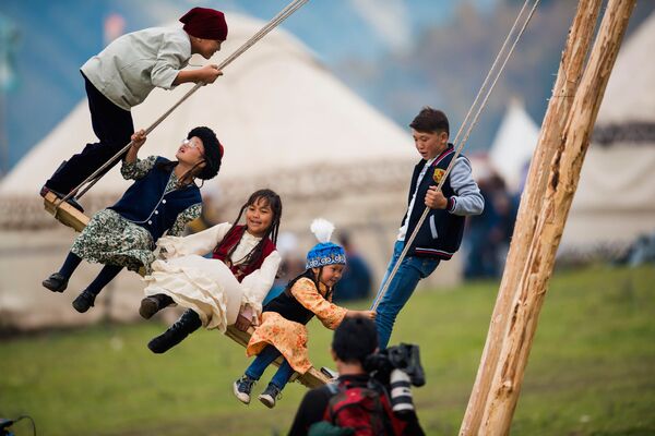 孩子們在吉爾吉斯斯坦伊塞克湖州克爾琴民族城盪鞦韆。民族城在2016 年第二屆世界遊牧民族運動會框架內對外開放 - 俄羅斯衛星通訊社