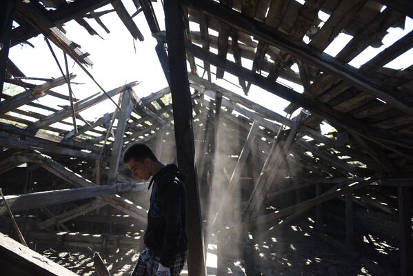 烏軍夜間炮擊馬克耶夫卡村後被彈片損壞的中學校舍屋頂 - 俄羅斯衛星通訊社