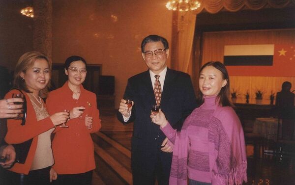 王萍（右一）在中国大使馆举行的招待会上，与前中国驻俄大使张德广（右二）、前中国驻俄使馆领事参赞郭敏（左二）相聚 - 俄罗斯卫星通讯社