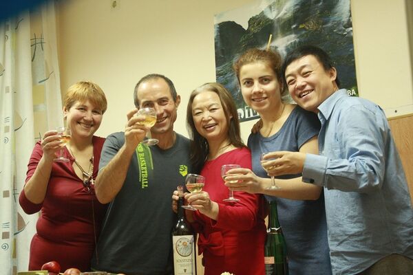 中俄一家人:王萍(中)和兒子、兒媳(右側)與親家夫婦合影 中俄一家人:王萍(中)和兒子、兒媳(右側)與親家夫婦合影 - 俄羅斯衛星通訊社