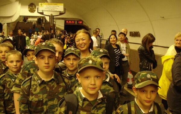 王萍与参加军训夏令营的俄罗斯小学生在一起 - 俄罗斯卫星通讯社