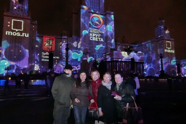 王萍(右二)和華人朋友與本社記者(右一)在“莫斯科國際燈光節”開幕式現場 王萍(右二)和華人朋友與本社記者(右一)在“莫斯科國際燈光節”開幕式現場 - 俄羅斯衛星通訊社