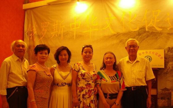 與“俄羅斯中華文化促進會“的華人朋友在一起 - 俄羅斯衛星通訊社