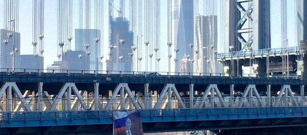 纽约大桥上出现普京巨幅肖像 - 俄罗斯卫星通讯社