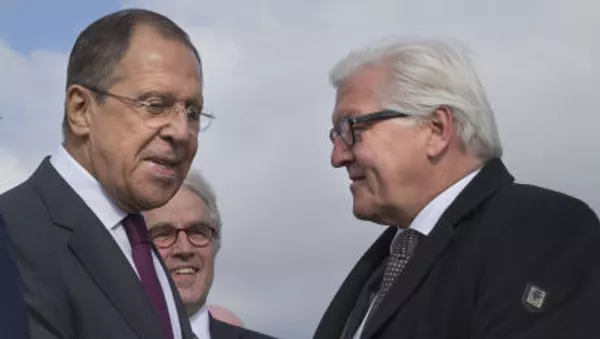 Министр иностранных дел России Сергей Лавров приветствует министра иностранных дел Германии Франка-Вальтера Штайнмайера в аэропорту Волгограда - 俄羅斯衛星通訊社