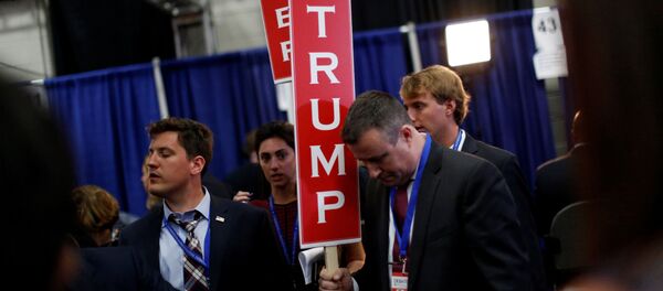 Сотрудники с плакатами после первых дебатов кандидатов в президенты США Дональда Трампа и Хиллари Клинтон - 俄罗斯卫星通讯社