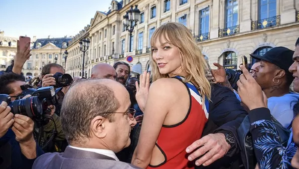 Американская модель Карли Клосс после показа новой коллекции Louis Vuitton в Париже. - 俄羅斯衛星通訊社