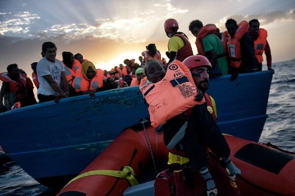 Береговая охрана Италии спасла в Средиземном море более шести тысяч мигрантов из Ливии. - 俄罗斯卫星通讯社