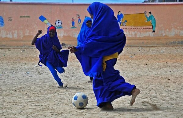 Сомалийские школьницы во время перемены играют в футбол - 俄罗斯卫星通讯社