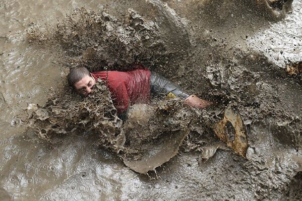 Участник 13-километрового забега по случаю Дня грязи во Франции. - 俄羅斯衛星通訊社