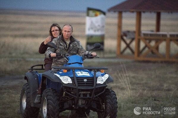 Владимир Путин посетил 3 октября Оренбургскую область, где выпустил на волю лошадей Пржевальского - 俄罗斯卫星通讯社