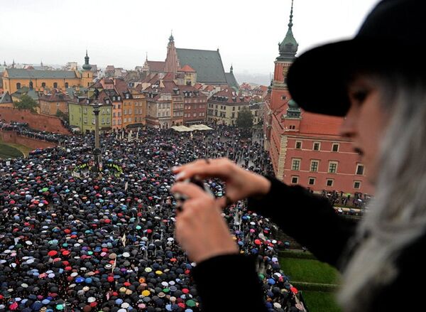 В Польше не менее 98 тысяч человек приняли участие в акциях протеста против ужесточения законодательства об абортах. - 俄罗斯卫星通讯社
