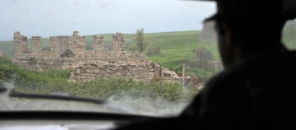 Вид на деревню, покинутую жителями в ходе конфликта 90-ых годов - 俄羅斯衛星通訊社