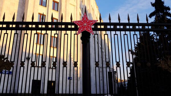 Красная звезда на ограде здания министерства обороны РФ в Москве - 俄罗斯卫星通讯社