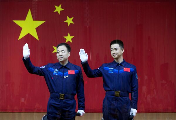 航天員景海鵬和陳冬在神舟十一號載人飛行任務新聞發佈會上 - 俄羅斯衛星通訊社