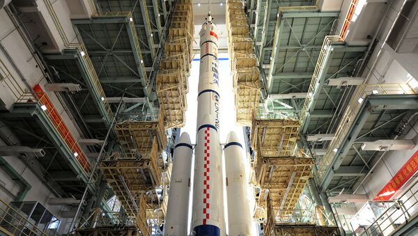 Китайская ракета Long March с кораблем Шэньчжоу-11 в Китае - 俄羅斯衛星通訊社
