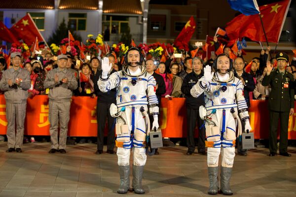 航天員景海鵬和陳冬在神舟十一號載人飛行任務新聞發佈會上 - 俄羅斯衛星通訊社