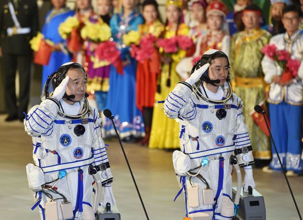 航天员景海鹏和陈冬在神舟十一号载人飞行任务新闻发布会上 - 俄罗斯卫星通讯社