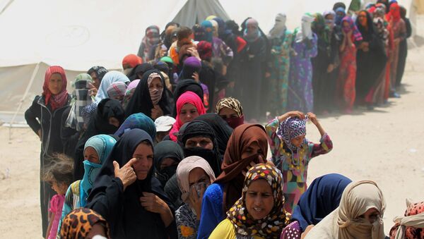 Иракские женщины стоят в очереди за гуманитарной помощью в лагере для беженцев в районе Эль-Фаллуджи - 俄羅斯衛星通訊社