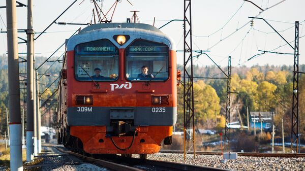 莫斯科州一12岁女孩驾驶摩托车在铁道路口与电气火车相撞后身亡 - 俄罗斯卫星通讯社