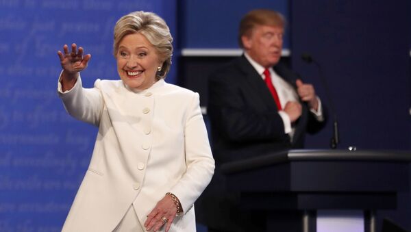 Кандидаты в президенты США Хиллари Клинтон и Дональд Трамп после окончания третьих дебатов - 俄罗斯卫星通讯社